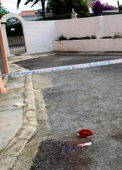 Urbanización la Alhambra, en la pedanía de La Pedrera de Dénia, con los restos de sangre en donde un hombre, de origen francés, supuestamente ha matado al compañero de su expareja y después ha intentado matarla a ella. Foto: EFE