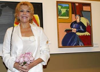- La baronesa Thyssen, Carmen Cervera, posa junto algunos dibujos del XIX Concurso Internacional de Pintura y Dibujo para personas con síndrome de Down. 