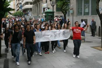Los alumnos llevaron su manifestación por la rúa do Paseo. (Foto: JOSÉ PAZ)