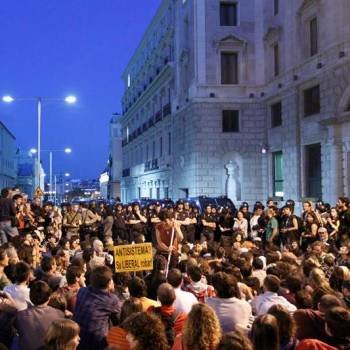 Cientos de indignados del Movimiento 15-M concentrados esta noche en las inmediaciones del Congreso de los Diputados. Foto: EFE
