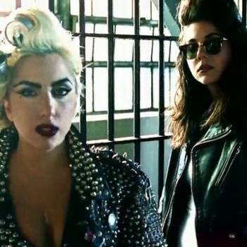 Lady Gaga con su hermana Natali Germanotta
