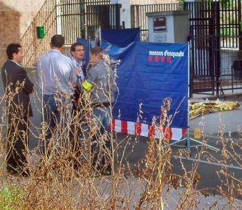 Varios Mossos d'Esquadra junto al cadáver de una mujer joven con un golpe en la cabeza que ha aparecido esta mañana en una calle de la ciudad de Lleida. Foto: EFE