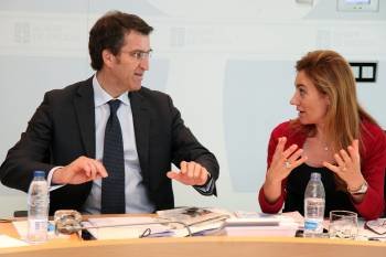 Feijóo conversa con Fernández Currás durante la reunión del Consello de la Xunta. (Foto: VICENTE PERNÍA)