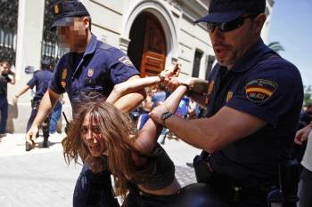 La Policia Nacional cargó ayer contra los 'indignados' que protestaban ante Les Corts Valencianes. (Foto: BIEL ALIÑO)