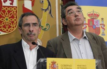 Ramón Górriz, de CC.OO. y Toni Ferrer, de UGT, tras su entrevista con el ministro de Trabajo. (Foto: BALLESTEROS)