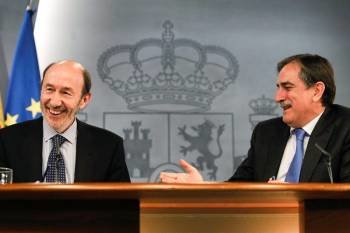 Alfredo Pérez Rubalcaba y Valeriano Gómez. Foto: EFE