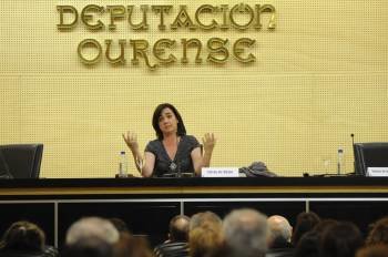 La escritora Sylvia de Béjar, durante la conferencia en el Centro Cultural de la Diputación. (Foto: Martiño Pinal)