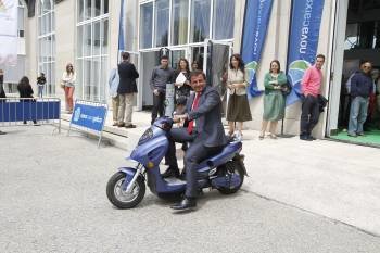 Javier Guerra probando una moto eléctrica.