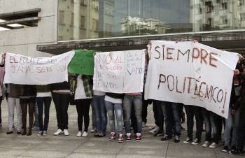  Alumnos del Instituto Politécnico de Lugo protestan delante del edificio de la Xunta de Galicia.