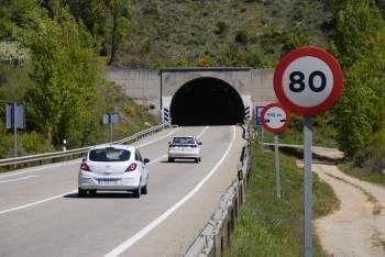 Tramo de la N-120, actual enlace entre León y Ourense a la espera de la A-76. (Foto: LUIS BLANCO)