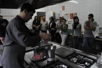 Dani Guzmán prepara uno de los platos ante los alumnos del curso. (Foto: Miguel Ángel)