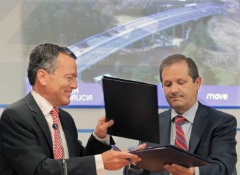 Hernández y Javier Ramos, representante de la concesionaria, durante la firma del contrato. (Foto: LAVANDEIRA)