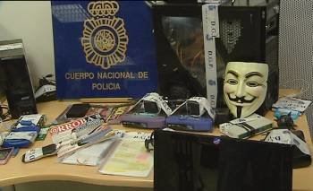 Equipos informáticos y la careta que simbolizaba a 'Anonymous'. (Foto: KHALED EL FIQI)