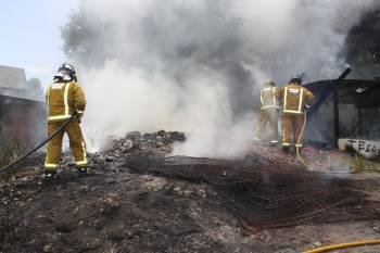 Los bomberos trabajan en las tareas de extinción. (Foto: JAINER BARROS)