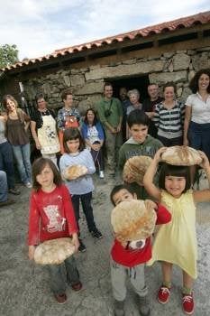 Unos niños muestran sus panes. (Foto: MARCOS ATRIO)