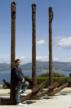 Javier Luaces, con la ría de Vigo al fondo. (Foto: SALVADOR SAS)