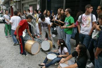 Protestas de los alumnos del Instituto Portovello ante la Delegación de Educación, en Ourense (Foto: JOSÉ PAZ)