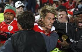 Coentrao, asediado por seguidores del Benfica.? (Foto: )