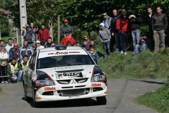 Iván Ares, camino del segundo escalón del podio del rally de Narón.? (Foto: )