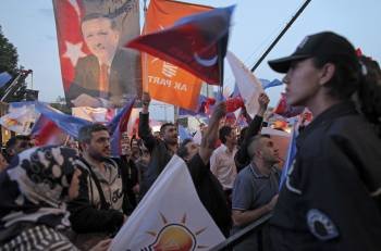 Partidarios de Erdogan celebran su triunfo electoral por las calles de Ankara. (Foto: TOLGA BOZOGLU)