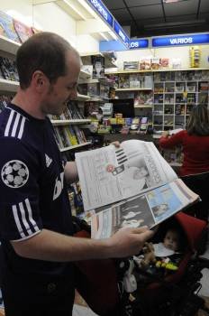 Un lector observa la cartilla entregada con el diario. (Foto: Martiño Pinal)