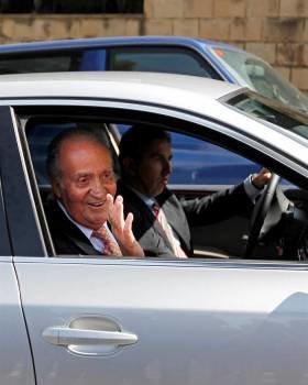 El rey Juan Carlos saluda al abandonar esta tarde la Clínica Planas de Barcelona. Foto: EFE