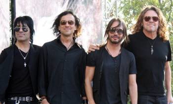 El grupo de rock mexicano Maná posando durante la grabación del video de uno de sus últimos singles.