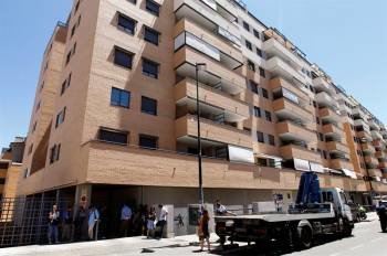 Imagen del edificio del número 70 de la calle Fuente Cisneros de Alcorcón (Madrid), donde en uno de los pisos fue hallada muerta hoy una mujer de 29 años, de nacionalidad brasileña, con varias puñaladas. Foto: EFE