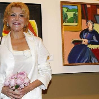 La baronesa Thyssen, Carmen Cervera, posa junto algunos dibujos del XIX Concurso Internacional de Pintura y Dibujo para personas con síndrome de Down. Foto: EFE