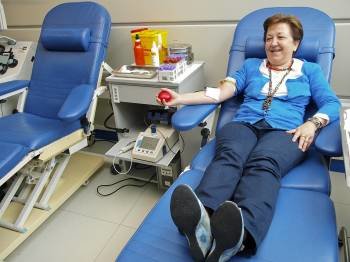  La conselleira de Sanidad, Pilar Farjas Abadía, dona sangre durante la presentación de la campaña de donación de sangre del verano. EFE