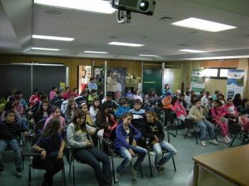 Los alumnos del colegio 'Princesa España', en las instalaciones de Sogama. (Foto: )
