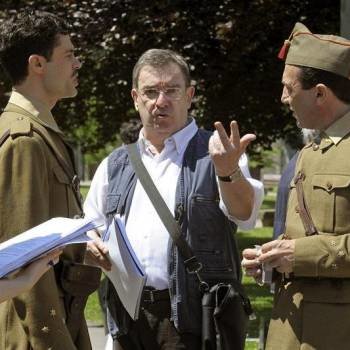 El director de cine Pedro Olea (c) repasa uno de los diálogos con dos actores de la película 'La conspiración'. Foto: EFE