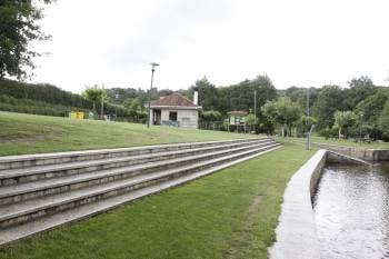 El área recreativa de Veiga afronta la temporada de verano con unas renovadas instalaciones. (Foto: XESÚS FARIÑAS)