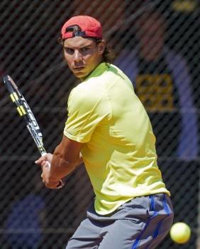 El tenista Rafael Nadal se prepara para golpear la bola durante el entrenamiento que realizó en el club de tenis de Manacor. Foto: EFE