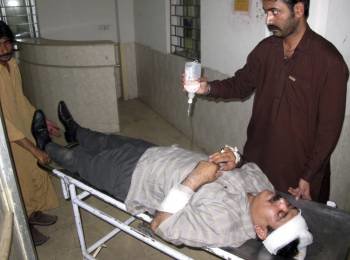 El médico paquistaní Baqar Shah, que fue el encargado de hacer la autopsia de los cadáveres de los cinco extranjeros de origen checheno, tayiko y ruso que murieron por los disparos de las fuerzas de seguridad paquistaníes, llega herido a un hospital despu
