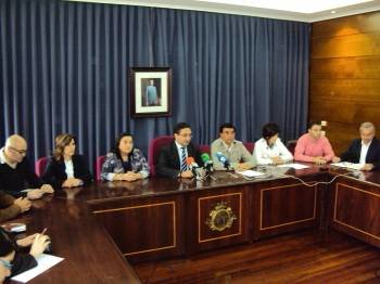 El nuevo grupo de gobierno municipal de Carballiño. (Foto: LR)