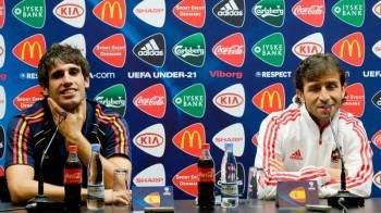 El técnico de la selección sub'21 de España, Luis Milla (d), junto al centrocampista Javi Martínez (i), durante la rueda de prensa ofrecida esta tarde en el estadio de Viborg. Foto: EFE