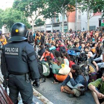 Aspecto de la concentración que estan realizando esta mañana más de 2.000 'indignados' alrededor del Parque de la Ciutadella de Barcelona intentando bloquear los accesos al Parlament. Foto: EFE