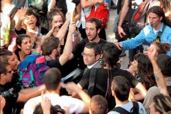 El diputado del PSC Jordi Terrades (c), es increpado por un grupo de personas a su llegada esta mañana al Parque de la Ciutadella de Barcelona. Foto: EFE