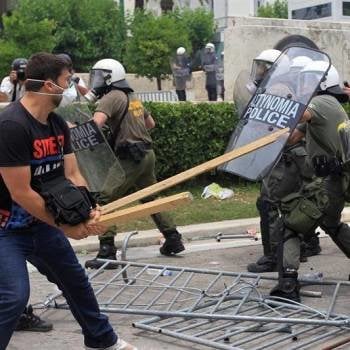 Grupos radicales y policías se enfrentan en las calles aledañas al Parlamento griego en Atenas. Foto: EFE
