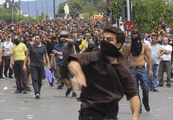 Grupos radicales se enfrentan a policías (no visibles en la foto) en las calles aledañas al Parlamento griego en Atenas hoy, miércoles 15 de junio de 2011.