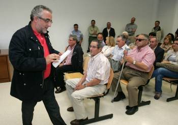 Plácido Alvarez, de pie, en el proceso de elección de diputado provincial en Bande. (Foto: MARCOS ATRIO)