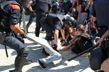 Los Mossos d'Esquadra detienen a uno de los concentrados en Barcelona. (Foto: TONI ALBIR)