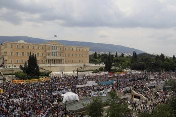 Manifestación frente al parlamento griego. (Foto: O. PANAGIOTOU)