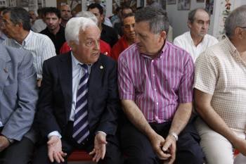 José Luis Baltar gesticula en una conversación con Juan Pérez en la charla de Afiador, con Aníbal Pereira en la distancia. (Foto: )
