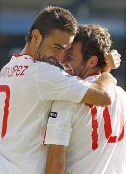 Adrián López y Mata celebran el primero de los goles. (Foto: P. KLAUNZER)