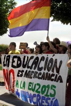 Un grupo de jóvenes 'indignados' convocados por la acampada de la Puerta del Sol ha abuchea al príncipe de Asturias. Foto: EFE