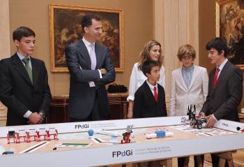 Los Príncipes de Asturias recibieron hoy en audiencia, en el Palacio de la Zarzuela,a los vencedores de la quinta edición de la 'First Lego League España'. EFE