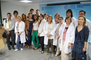 Los estudiantes juntos a sus profesores, ayer en el Complexo Hospitalario de Ourense. (Foto: )