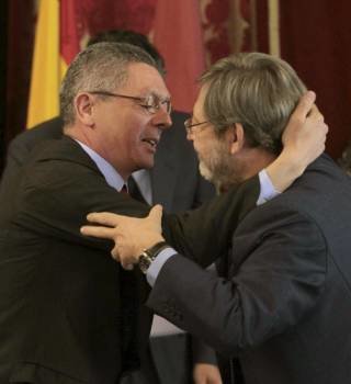 Alberto Ruiz-Gallardón, con el portavoz de los socialistas Jaime Litssavetzky. (Foto: MANUEL H. DE LEÓN)